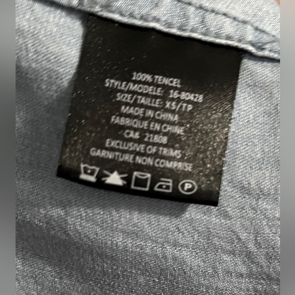GSL Collection denim like button down. 100% super soft Tencel. Size XS. - Picture 4 of 4